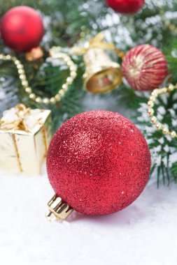 Kırmızı Noel top ve süslemeler, dikey kompozisyonu