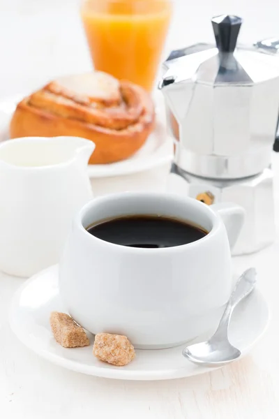 Ontbijt met koffie, zoete broodje, verse room en oranje sap — Stockfoto