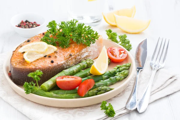 Baked salmon with asparagus, parsley and lemon — Stock Photo, Image