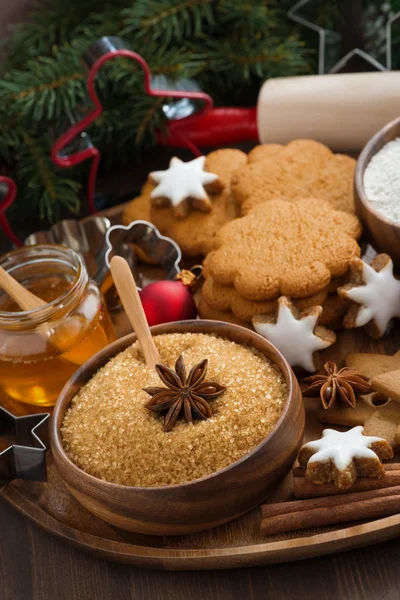 Biscoitos de Natal e ingredientes para assar, close-up, vertical — Fotografia de Stock