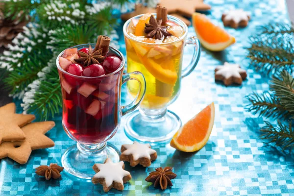 Vino caliente de Navidad y sidra de manzana especiada sobre fondo azul —  Fotos de Stock