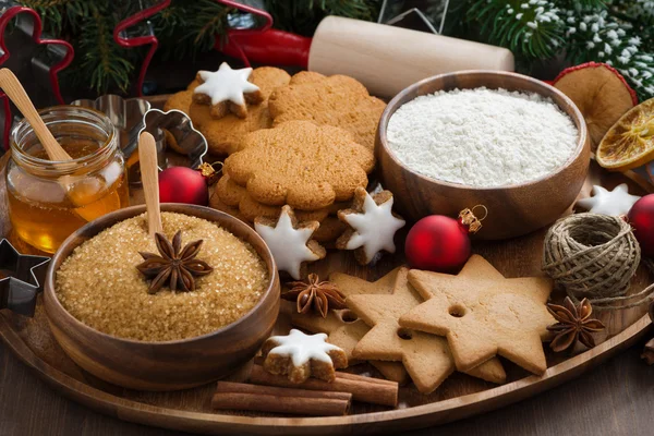 Kerstkoekjes en ingrediënten voor het bakken — Stockfoto