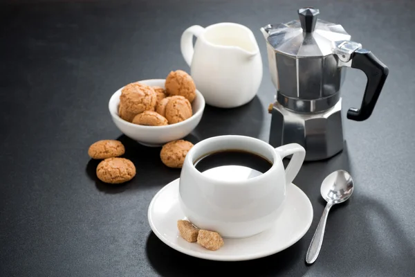 Kopje koffie, room en Italiaanse cookies biscotti — Stockfoto