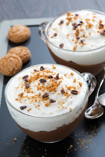 Dessert avec chocolat, crème et amaretti dans des tasses en verre — Photo