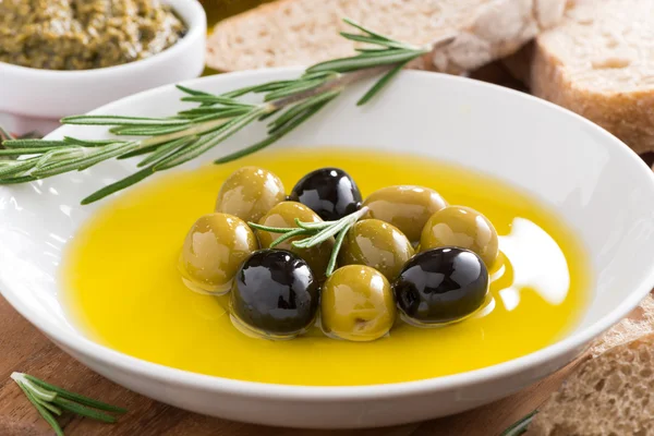 Aceite de oliva fresco y aperitivos italianos, primer plano — Foto de Stock