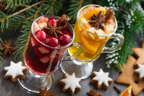 Bebidas y galletas navideñas festivas, horizontales —  Fotos de Stock