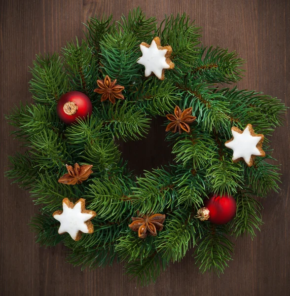 Green Christmas wreath with cookies and decorations, close-up — Stock Photo, Image