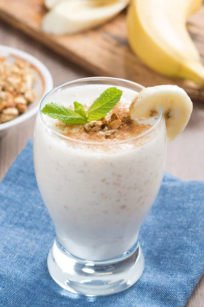 Milkshake with banana, granola and cinnamon in a glass — Stock Photo, Image