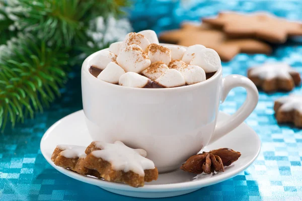 Chocolate quente com marshmallows em um fundo azul, close-up — Fotografia de Stock