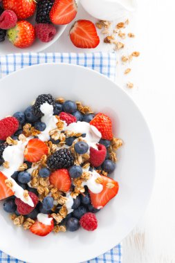 taze meyve, yoğurt ve kahvaltıda ev yapımı granola