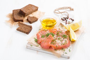 Tuzlanmış somon, ekmek ve malzemeler ahşap oyun tahtası