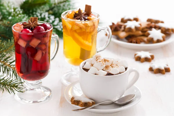 Christmas drinks - hot chocolate with marshmallows, mulled wine — Stock Photo, Image