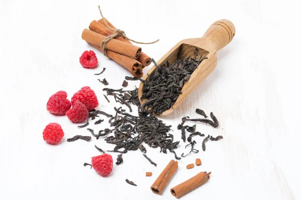 Dried tea leaves, cinnamon and fresh raspberries — Stock Photo, Image