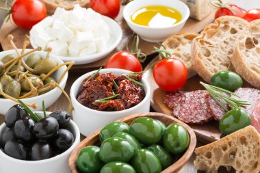 çeşitli İtalyan antipasti - zeytin, salam, turşu ve ekmek