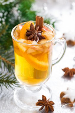 Gümüş arka plan üzerinde baharatlı Noel elma