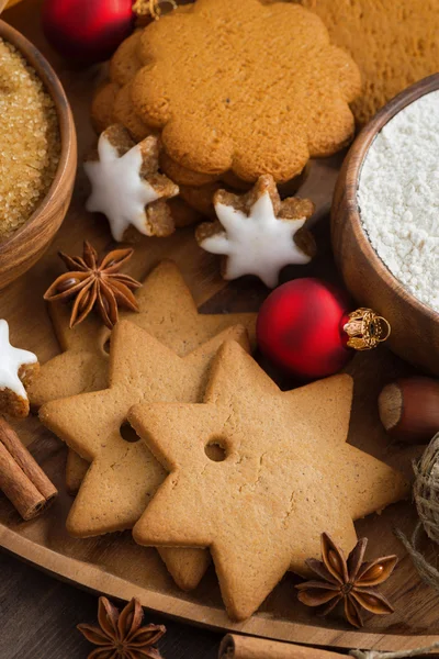 Rozmanité vánoční cukroví, ozdoby a koření, pohled shora — Stock fotografie