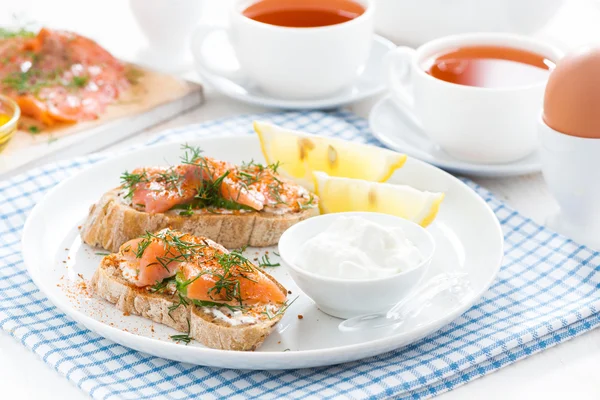 Bread with salted salmon and cream cheese for breakfast — Stock Photo, Image