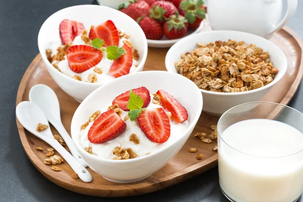 Zdravá snídaně - jogurt, čerstvé jahody, müsli a mléko — Stock fotografie
