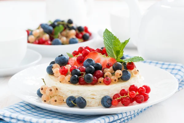 Mini cheesecake with fresh berries, horizontal — Stock Photo, Image