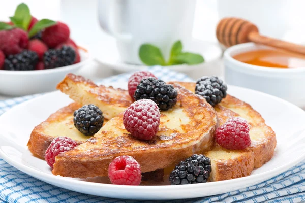 French toast with berries and powdered sugar — Stock Photo, Image