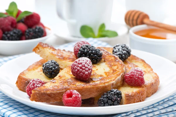 Tostadas francesas con bayas y azúcar en polvo — Foto de Stock