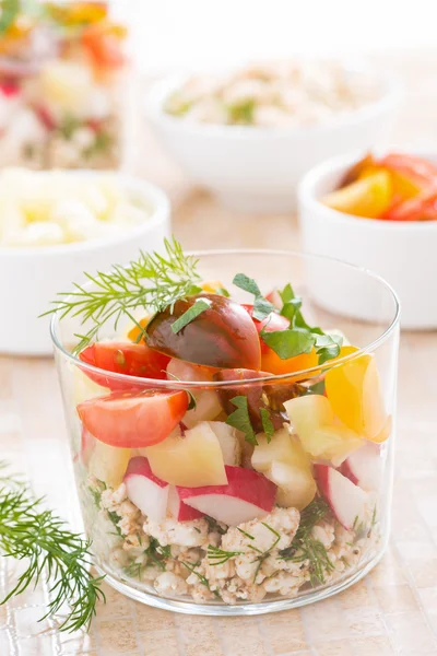 Insalata con verdure fresche e fiocchi di latte in un bicchiere — Foto Stock