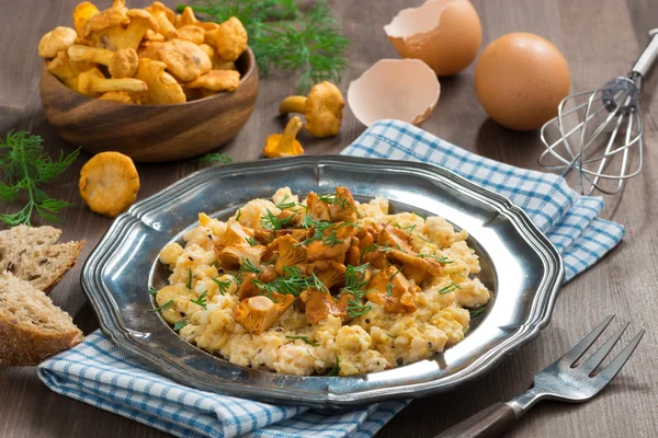 Huevos revueltos con rebozuelos y hierbas — Foto de Stock