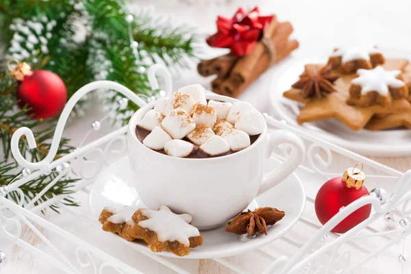 Chocolate caliente picante con malvaviscos y decoraciones navideñas — Foto de Stock