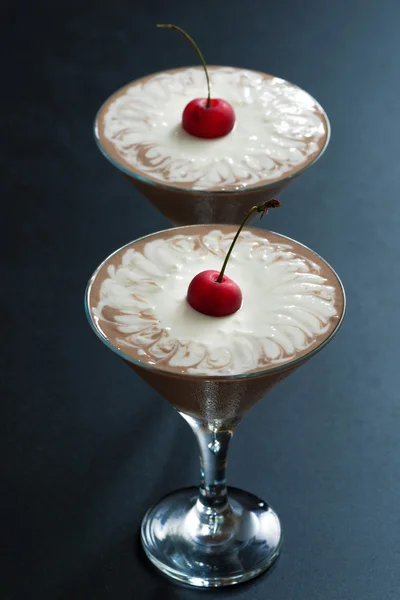 Zweilagiges Schokoladendessert mit Kirschen verziert — Stockfoto