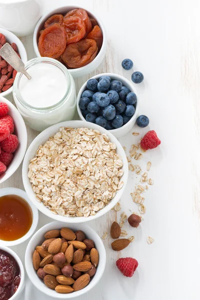 Cereales y varios ingredientes deliciosos para el desayuno en blanco — Foto de Stock