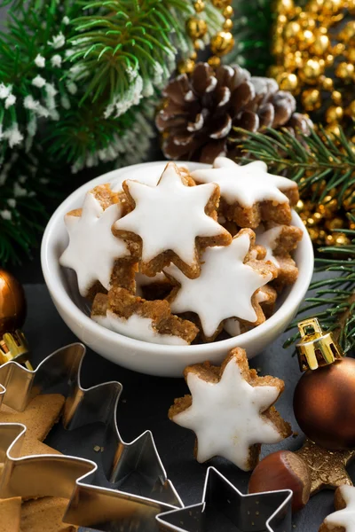 Galletas de Navidad en forma de estrellas, verticales —  Fotos de Stock