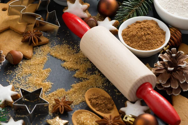 Kerstmis bakken - ingrediënten en koekjes, selectieve aandacht — Stockfoto