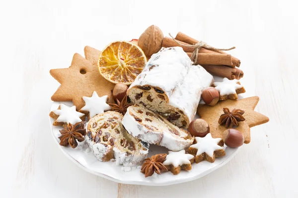 Natale Stollen, biscotti e spezie su un piatto — Foto Stock