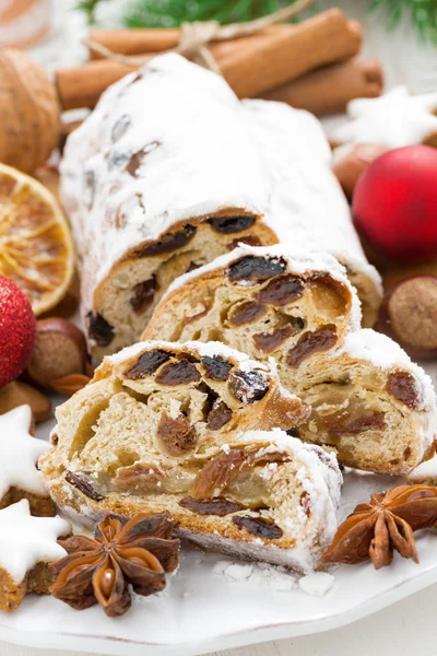 Christstollen mit Trockenfrüchten, Plätzchen und Gewürzen, senkrecht — Stockfoto