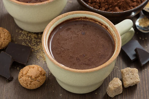 Kopje warme chocolade en suiker kubussen, bovenaanzicht — Stockfoto