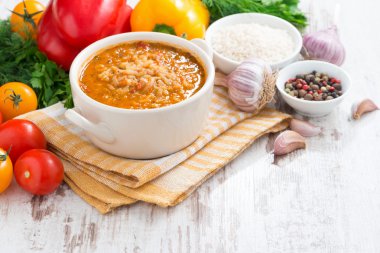 Domates çorba, pilav ve sebze Beyaz ahşap zemin üzerinde