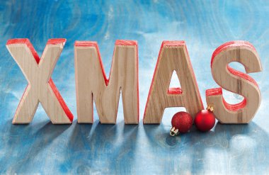 Dekoratif ahşap xmas mavi bir arka plan üzerinde harfler.