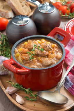 bir tavada sosis ile sebze güveç