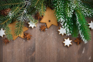 Çam dalları ve Çerezler, yatay ile ahşap arka plan