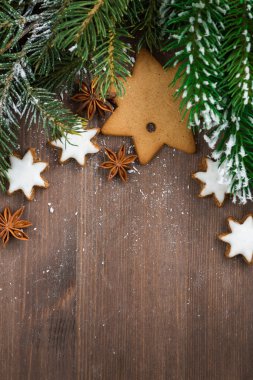 Ahşap arka plan ile çam dalları ve kurabiye, üstten görünüm