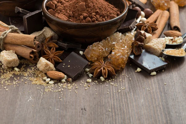 Especiarias para chocolate quente em um fundo de madeira, foco seletivo — Fotografia de Stock