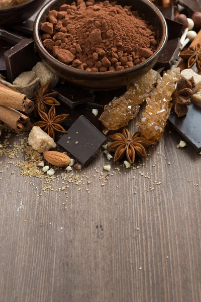 Especias para chocolate caliente sobre fondo de madera, vertical —  Fotos de Stock
