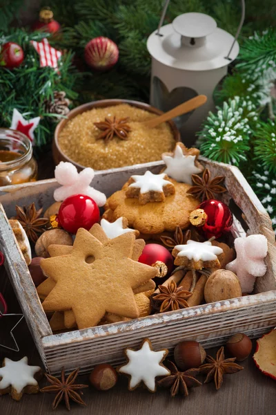 木制的盒子和圣诞饼干、 香料和装饰品 — 图库照片