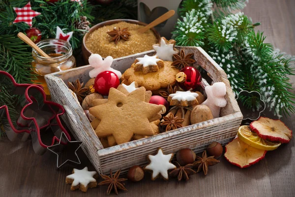 Holzkiste mit Weihnachtsplätzchen auf dem Tisch — Stockfoto