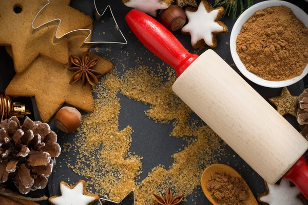 Різдвяна випічка - інгредієнти та печиво, горизонтальний, вид зверху — стокове фото
