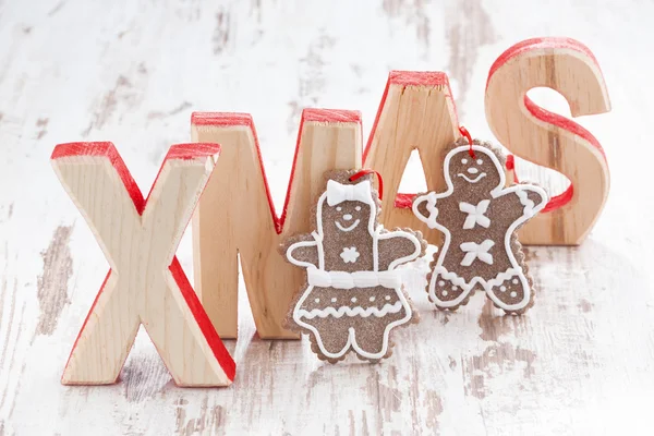 Letras decorativas de madera de Navidad sobre fondo blanco, pan de jengibre — Foto de Stock