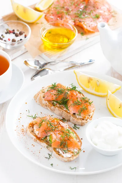 Breakfast with bread, salted salmon and cream cheese, top view — Stock Photo, Image