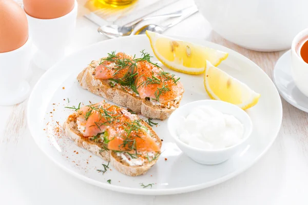 Breakfast with bread, salted salmon and cream cheese — Stock Photo, Image