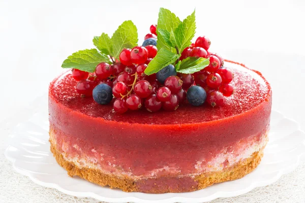 Cheesecake com geleia de baga, close-up — Fotografia de Stock