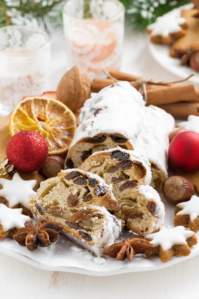 Navidad Stollen con frutas secas, galletas y especias en el plato —  Fotos de Stock